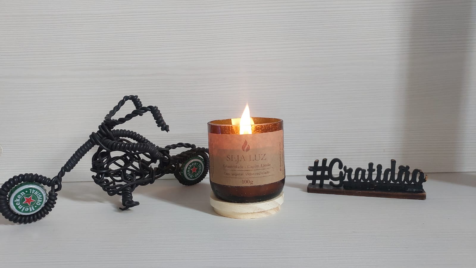 Ambiente com vela Seja Luz
